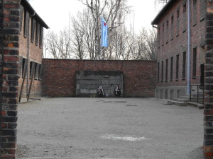 The wall of death waar gevangenen geëxecuteerd werden 