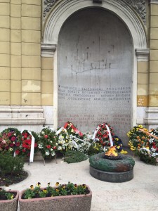 The Eternal Flame (stelt de bevrijding van de nazi's voor).