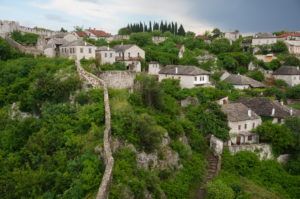 Počitelj is een historische nederzetting in Bosnië en Herzegovina. Počitelj bezit prachtige oosterse architectuur en Ottomaanse bouwstijl en is gastheer van de langst bekende kunstkolonie in Zuidoost-Europa. Kunstenaars uit de hele wereld verzamelen zich hier elk jaar weer om te schilderen.