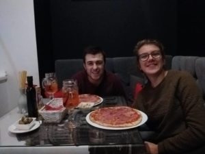 lore-jonas-pizza-eten