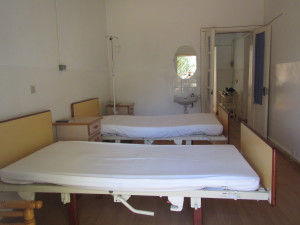 de inrichting van een kamer in het ziekenhuis Santé Plus
