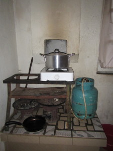 De pot staat op het vuur met de aardappeltjes en worteltjes erin voor de WORTELSTOEMP